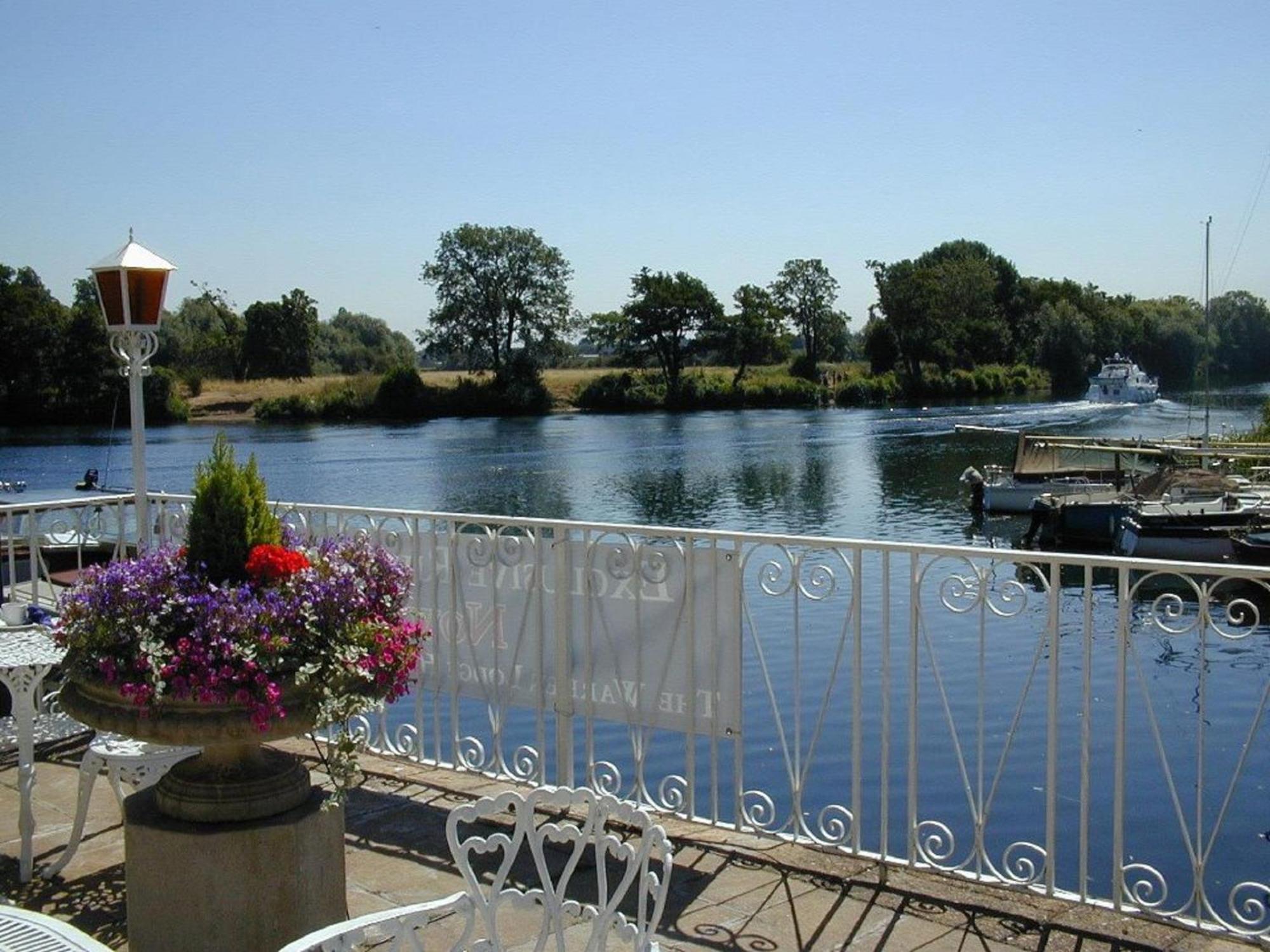 Warren Lodge Shepperton Exterior foto