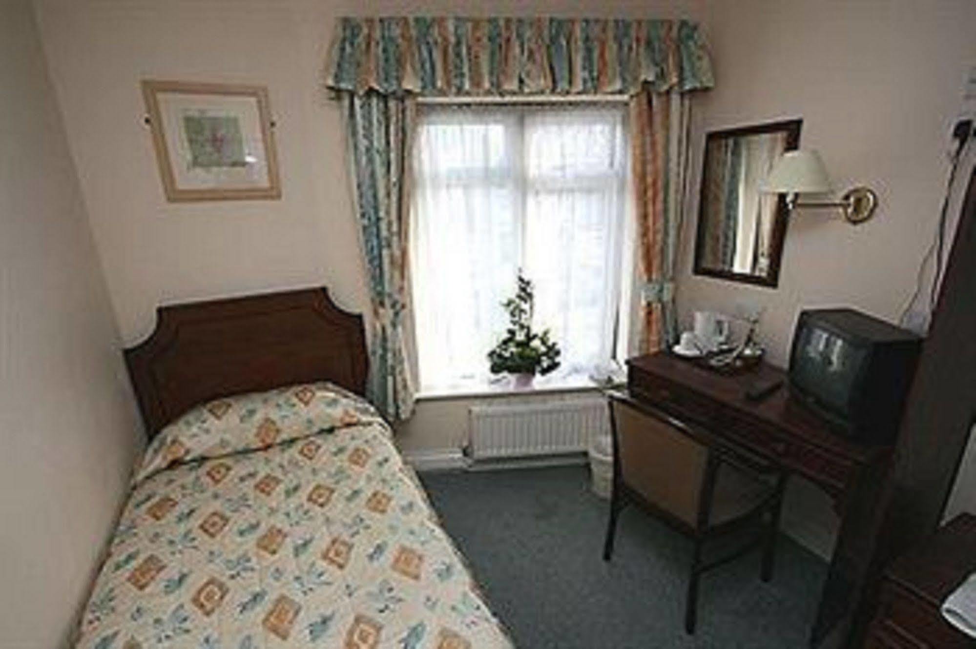 Warren Lodge Shepperton Habitación foto